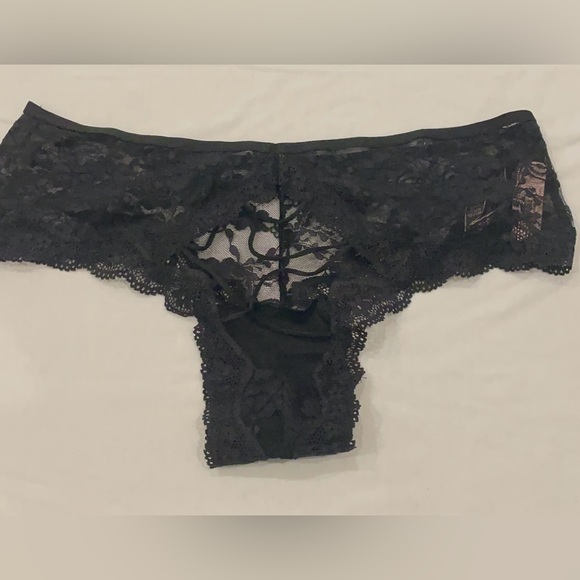 NEW WITH TAGS VICTORIA’S SECRET SIZE M CHEEKY BLACK FLORAL LACE WITH CUT-OUT - Picture 2 of 4